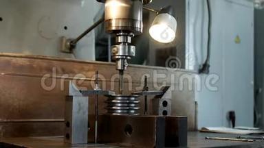 用钻床在金属工件滑轮上钻孔，特写，工业，制造滑轮